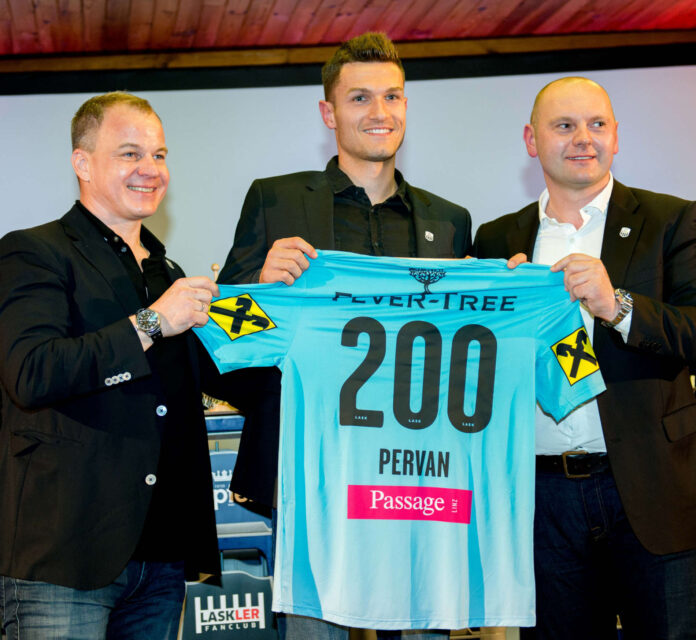 Präsident Siegmund Gruber (l.) und Vize Wolfgang Resch (r.) überraschten LASK-Kapitän Pavao Pervan mit einem Trikot mit der Nummer 200.