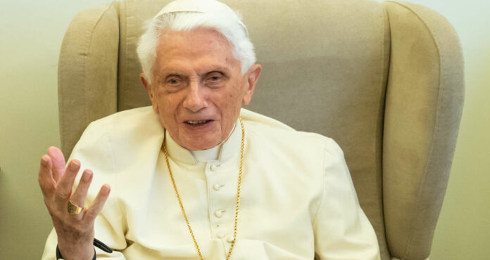 Eingebremst: Benedikt XVI. kämpft für den Erhalt des Pflichtzölibats, aber nicht gegenFranziskus.