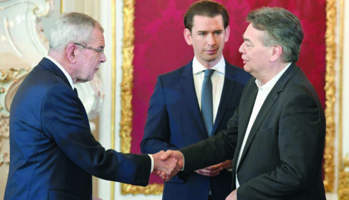 Bundespräsident Alexander Van der Bellen gratuliert Vizekanzler Werner Kogler, mit dem er als Grünen-Chef schon im Jahr 2003 Regierungsverhandlungen mit der ÖVP führte. Mit Sebeastian Kurz hat es jetzt geklappt.