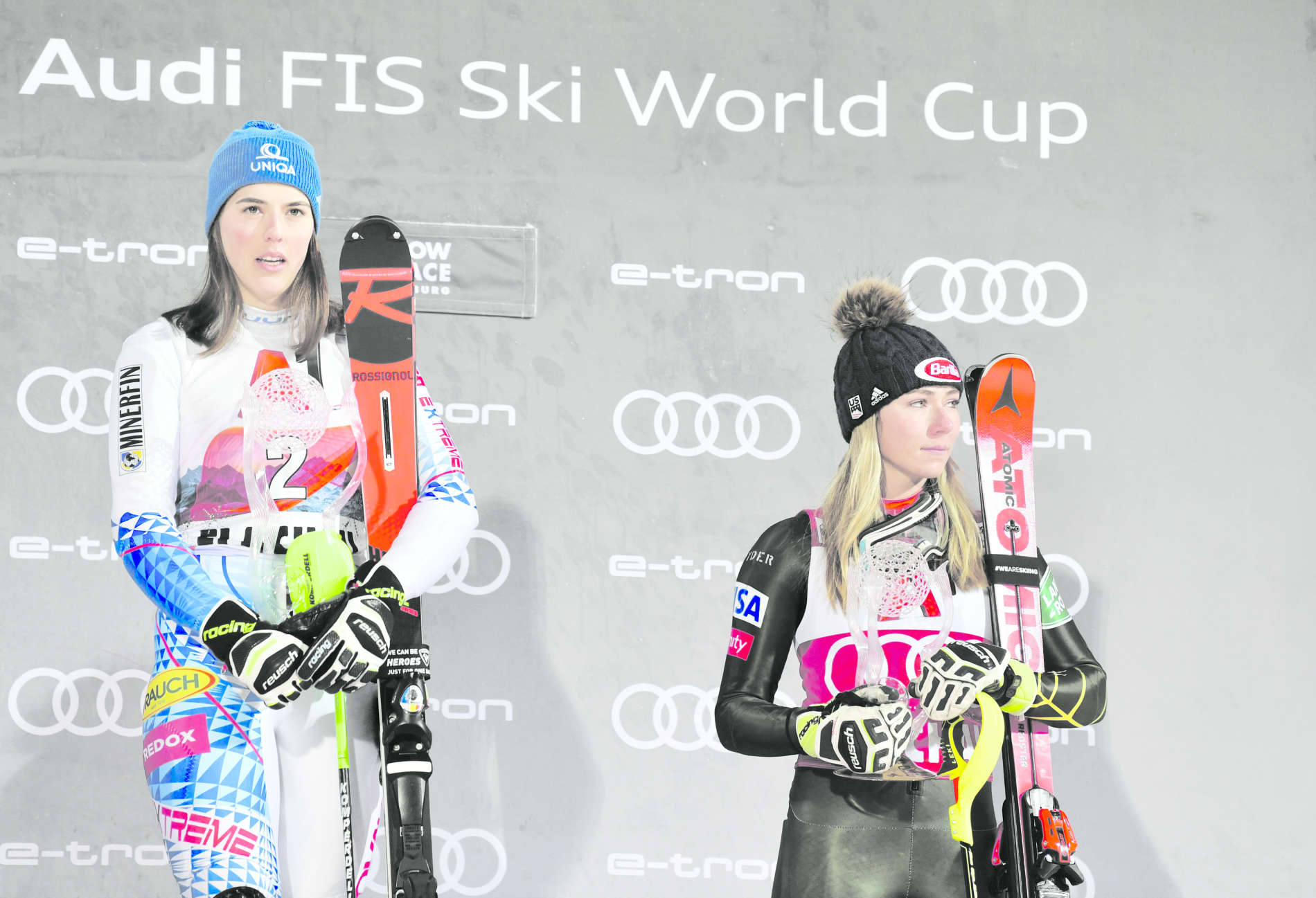 Ein Siegerbild mit ihr selbst nur auf Rang drei behagt Mikaela Shiffrin (rechts) sichtlich wenig.