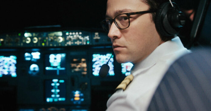 Joseph Gordon-Levitt spielt in „7500“ den Kopiloten Tobias Ellis — auf ein paar Quadratmetern eines Cockpits.