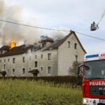 Als die ersten Wehren gegen neun Uhr eintrafen, stand das Dach bereits in Vollbrand.