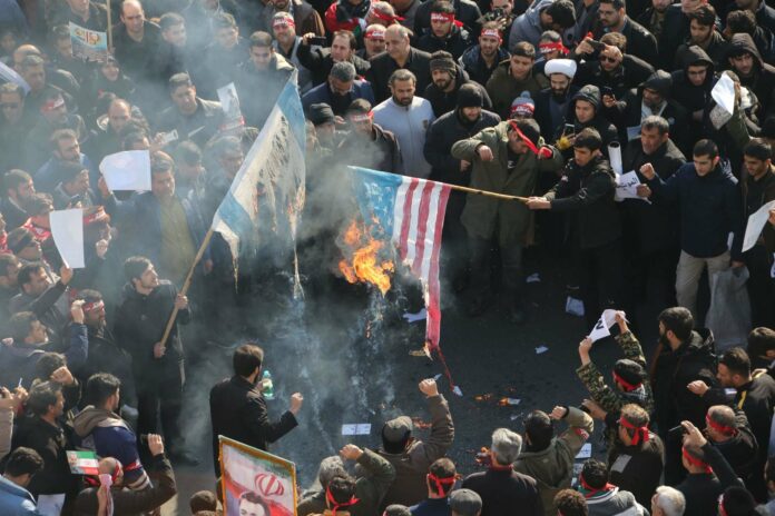 Teufelskreis des Hasses: Zornige Iraner verbrennen in Teheran israelische und amerikanischen Flaggen.