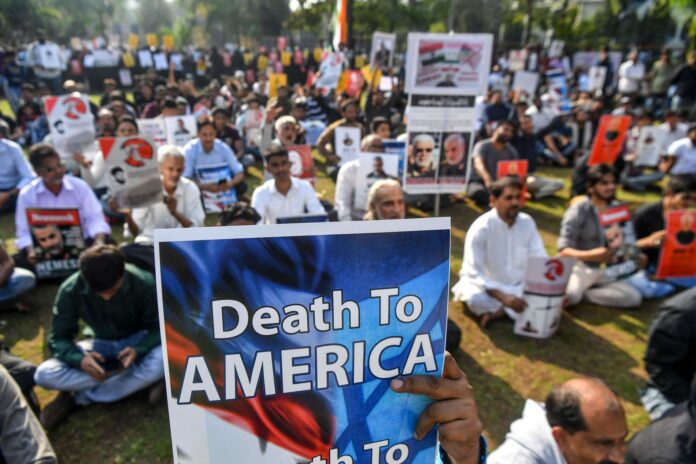 Trump hat sich mit seiner Politik nicht nur im Iran Feinde gemacht, in vielen Ländern (wie hier im indischen Mumbai) protestieren Muslime. Selbst bei Republikanern regt sich Unmut.