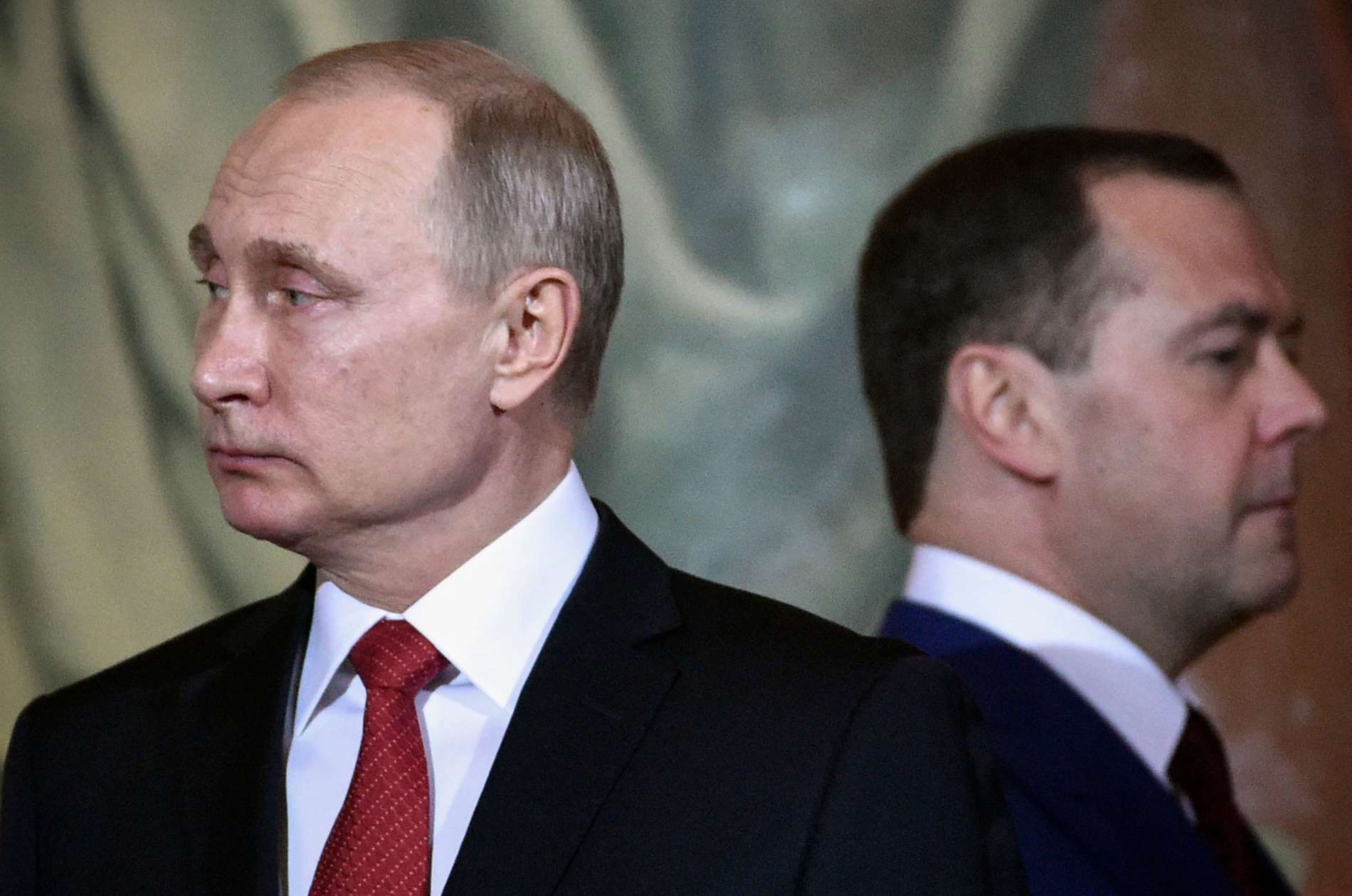 Überraschung in Moskau: Kremlchef Putin degradiert Premier Medwedew.