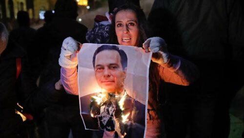 Kein Ende der Unruhen: Eine Demonstrantin verbrennt in Beirut ein Foto des neuen Premiers Hassan Diab.