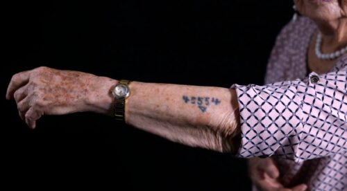 Holocaust-Überlebende Batcheva Dagan zeigt ihre Auschwitz-Gefangenennummer 45554. Ihre gesamte Familie wurde von den Nazi-Schergen getötet.