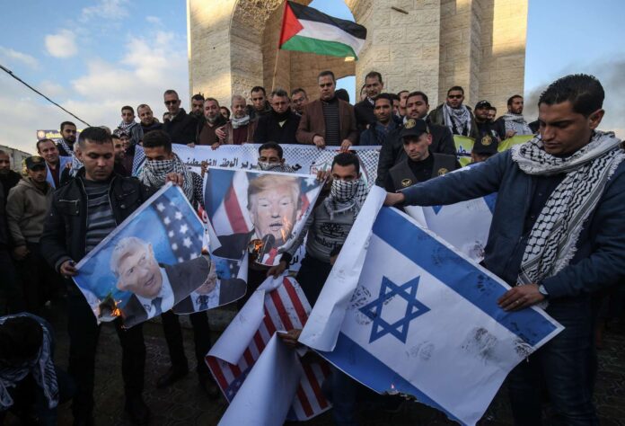 Zornige Palästinenser verbrennen in Rafah im Gazastreifen Trump-Bilder und Israel-Flaggen.