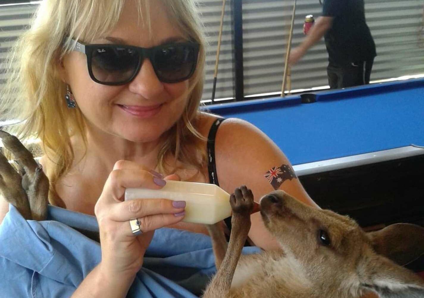 Britta Kuttner mit einem Babykänguru.