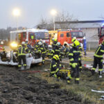 Fahrzeugteile lagen auf der Fahrbahn verstreut, von den Unfallautos war nicht mehr viel über. Ein Auto war durch die Wucht des Aufpralls in ein Feld nahe der B142 geschleudert worden. Die Einsatzkräfte sprechen von einem Trümmerfeld, das sich ihnen am Einsatzort zeigte.