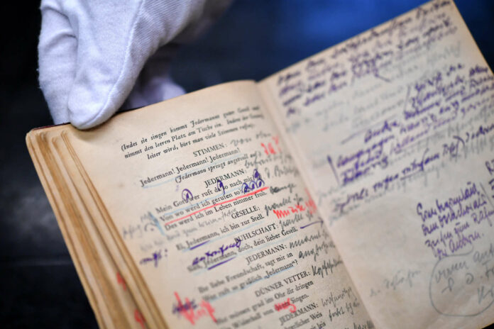 Das 100 Jahre alte Regiebuch Max Reinhardts zum „Jedermann“ ist sicherlich ein Highlight der Ausstellung.