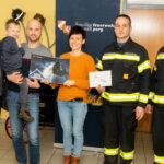 Der kleine Paul mit seiner Mutter und deren Lebensgefährten, Feuerwehrchef Gerhard Panhofer, seinem Vize Roland Paireder und Fotograf Werner Kerschbaummayr (l.), der sich bei der Familie mit einer Spende eingestellt hat.