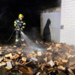 Die Feuerwehr konnte ein Übergreifen auf die Fassade des Hauses verhindern.