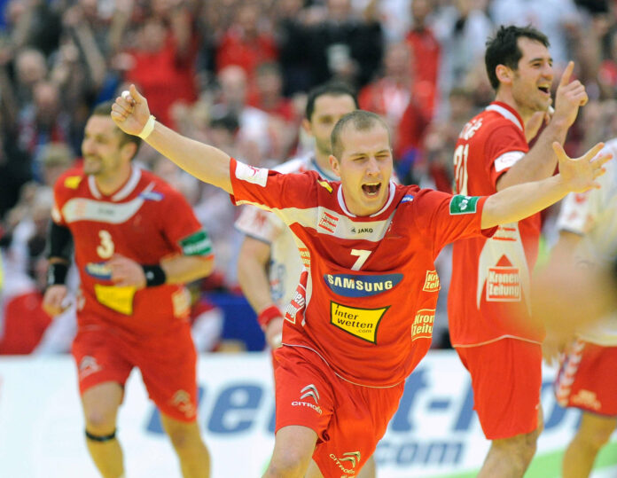 Ein Bild, das die EM 2010 perfekt beschreibt: Robert Weber (M.) jubelt in Linz über den Sieg gegen Serbien. Der Flügelspieler hatte damals mit 28 Toren großen Anteil am Abschneiden des ÖHB- Teams. Zehn Jahre später ist der heute 34-Jährige, wie Goalie Thomas Bauer, erneut mit dabei.