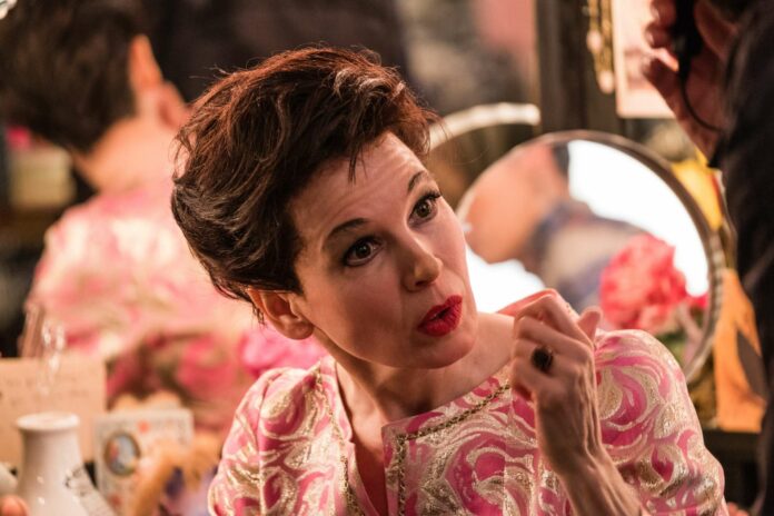 Judy Garland (Renée Zellweger) in ihrer Garderobe
