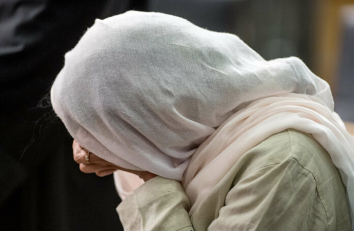 Extremer Widerspruch: Liberale kämpfen Seite an Seite mit Illiberalen Muslimen gegen das Kopftuchverbot.