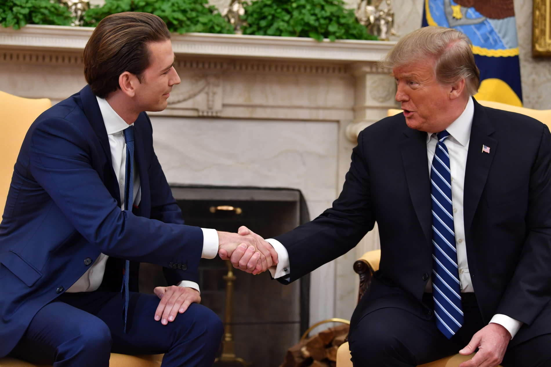 Kurz 2019 beim US-präsidenten (o.), rechts mit Botschafter Traina, der Trumps Wiedersehenswunsch überbrachte.