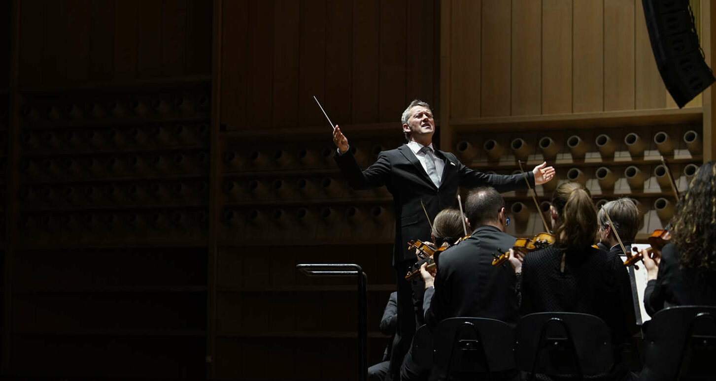 Dirigent Markus Poschner führt die Musiker zu euphorischem Einsatz