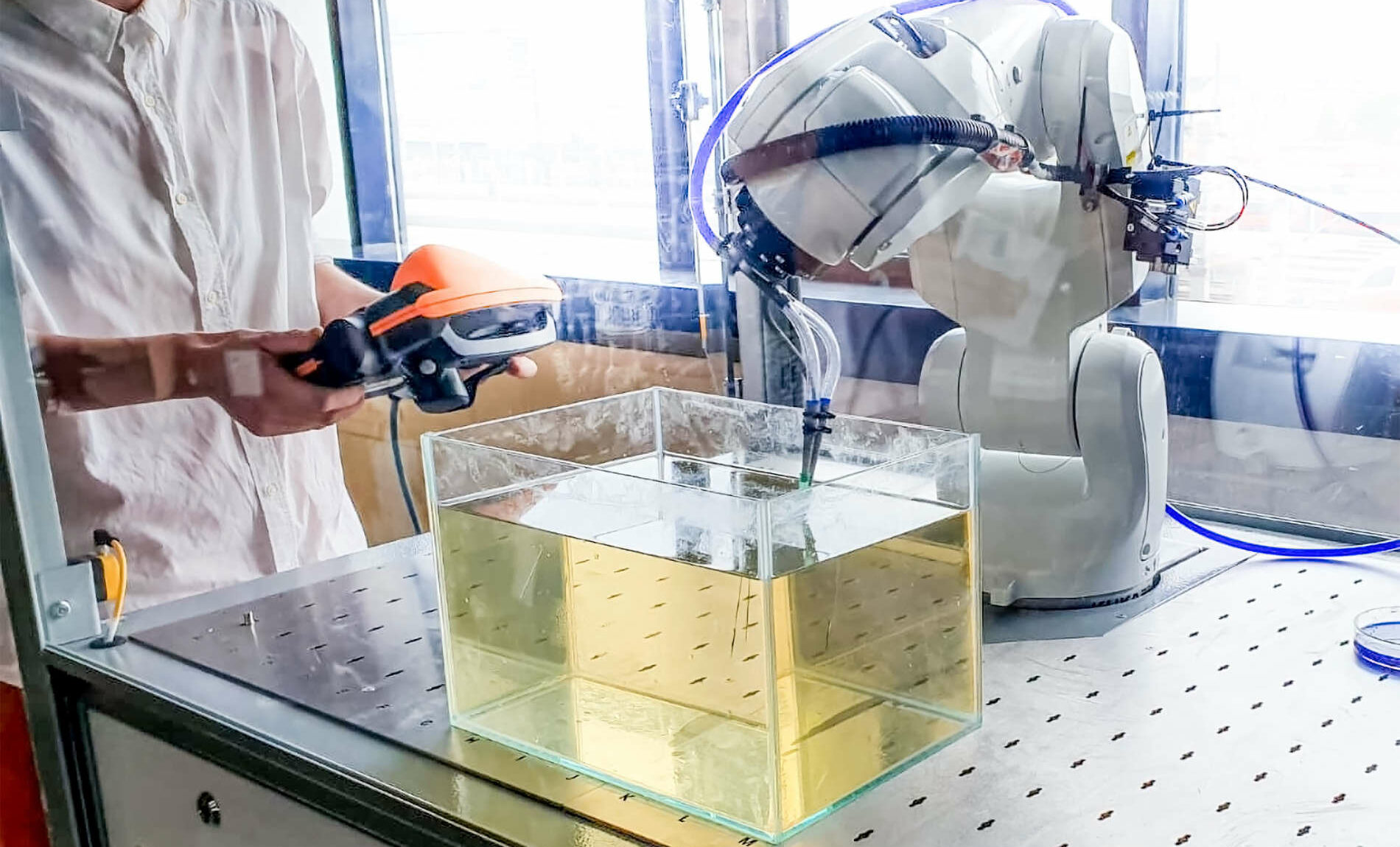 Zukunftsmusik: Stoffe, die 3D im Labor wachsen und von Robotern„gezüchtet“ werden.