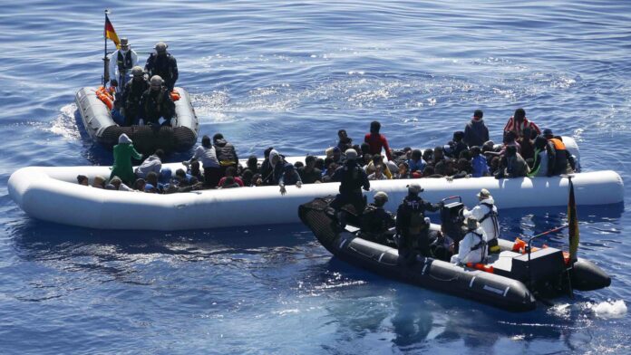 EU-Schiffe zur Überwachung des Libyen-Waffenembargos waren abgezogen, sollten diese — wie hier vor drei Jahren vor der libyschen Küste — Migranten zur lebensgefährlichen Überfahrt animieren.