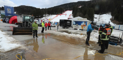 Der Kampf gegen die Wetterbedingungen (wie zuletzt in Garmisch/Bild) ist derzeit für viele Veranstalter angesagt.