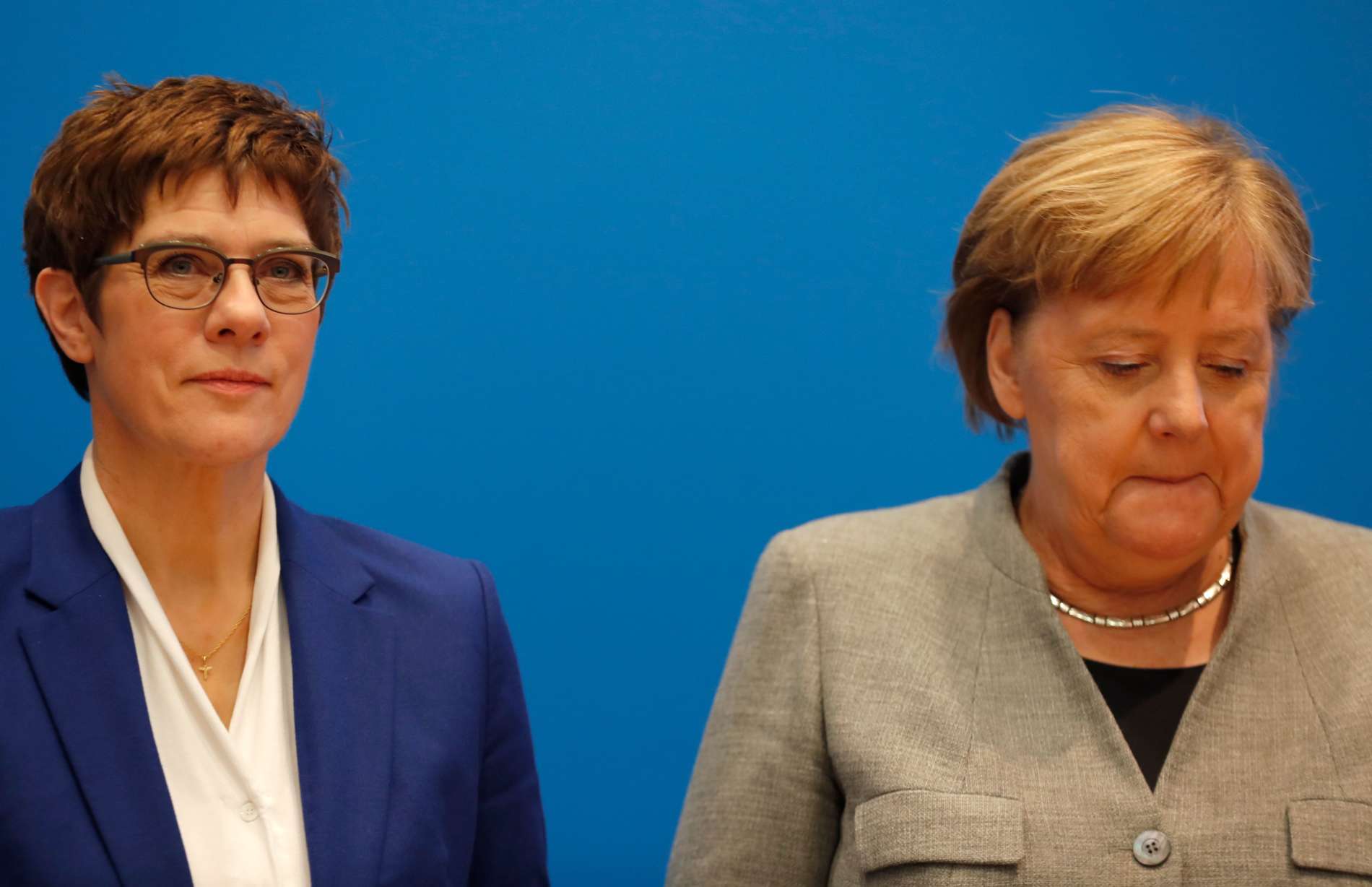 Gescheitert: Annegret Kramp-Karrenbauer mit ihrer Mentorin Angela Merkel (r.).