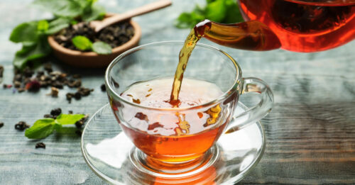 „Echter“ Tee fördert die Bakterien im Darm und wirkt sich so positiv auf die Darmgesundheit aus. Deshalb sollte das Heißgetränk täglich – nicht nur im Winter – konsumiert werden.