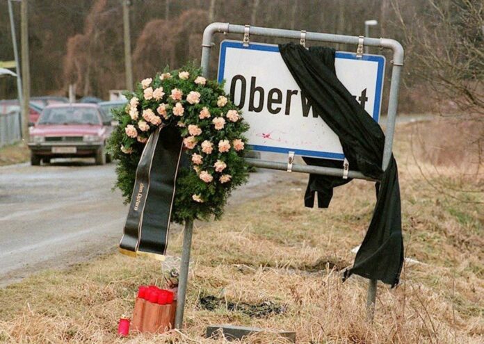 Das Ortsschild von Oberwart, wo vier Männer aus der Roma-Siedlung bei einem Bombenanschlag getötet wurden.