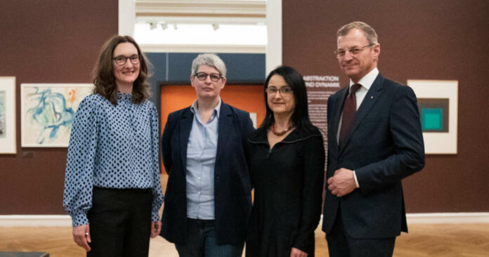 V. l.: Gabriele Spindler, Sabine Sobotka, Leiterin der Grafischen Sammlung, Monika Leisch-Kiesl und Landeshauptmann Thomas Stelzer