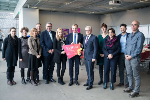 Bildmitte, 5. v. l.: Tourismusdirektor Georg Steiner, Kulturstadträtin Doris Lang-Mayerhofer, LH Thomas Stelzer und Bürgermeister Klaus Luger präsentierten gemeinsam mit den Vertretern der teilnehmenden Linzer Museen das diesjährige Programm von „Museum total“.