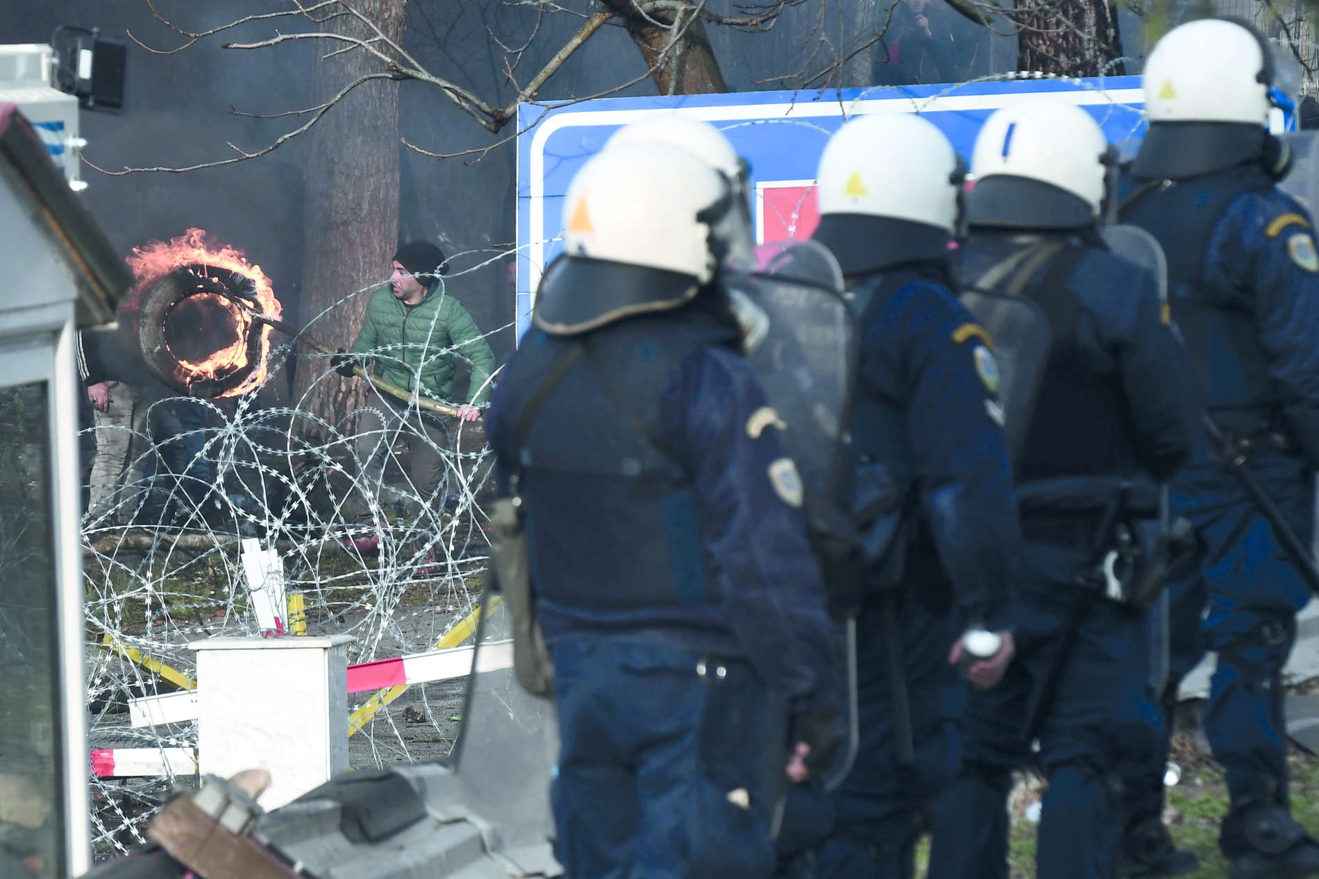 Griechische Polizei stellt sich mit Wasserwerfern und Tränengas Migranten entgegen, die den Grenzübergang Kastanies belagern.