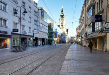 Blick in die beinahe menschenleere Linzer Landstraße: Die Bevölkerung kommt dem Aufruf, möglichst daheim zu bleiben, sichtlich nach.
