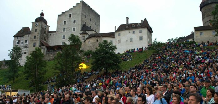 Die Burgwiese unterhalb von Burg Clam ist seit mehreren Jahren Austragungsort von Konzerten.