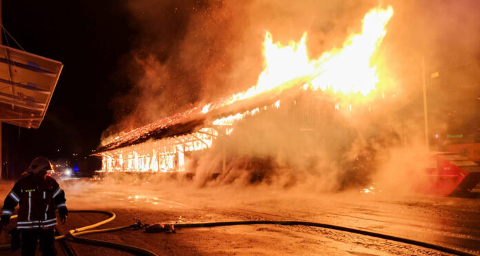 Auch der Brand einer Lagerhalle in Enns geht auf das Konto der Angeklagten.