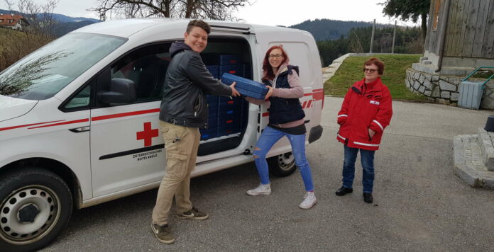 (v. l.): Julian Katzbeck und Ida Gaiswinkler vom Team Österreich mit der freiwilligen Rotkreuz-Mitarbeiterin Christine Anderl.