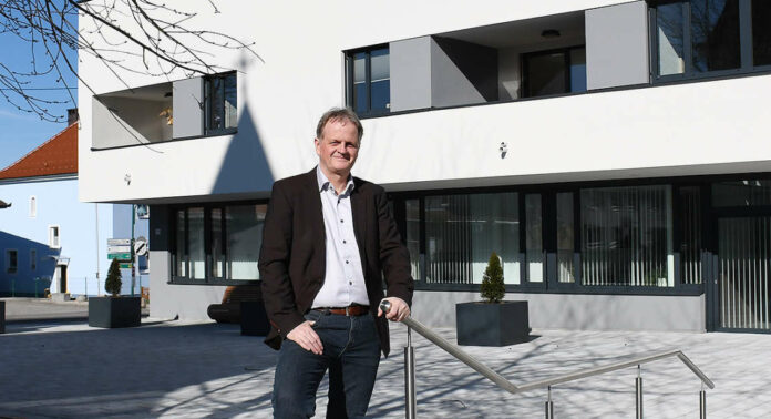 Keine Menschen tummeln sich vor dem Gemeindeamt in der Scharten. „Der Parteienverkehr ist bis auf weiteres eingestellt“, ersucht Bürgermeister LAbg. Jürgen Höckner um Verständnis.