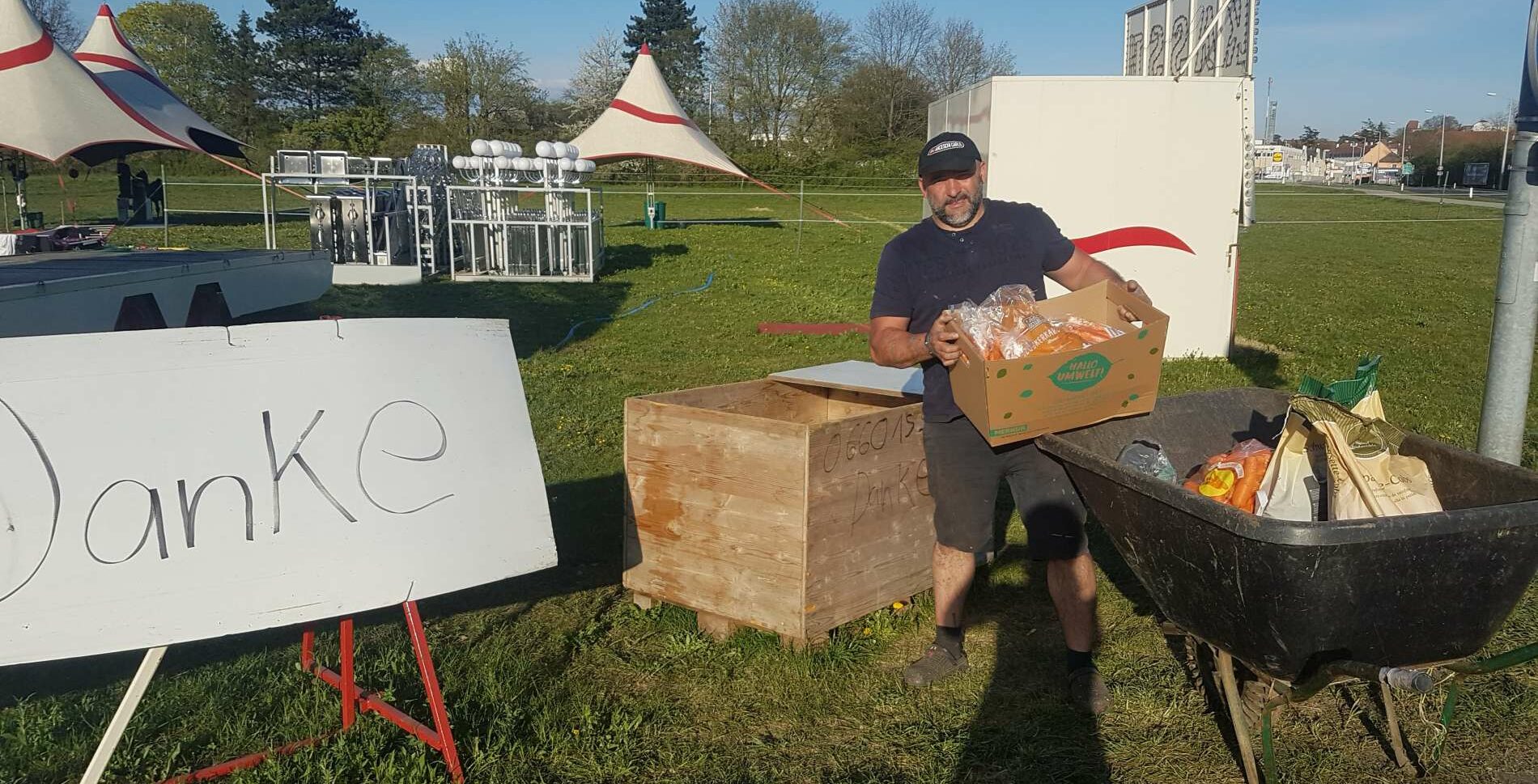 Jeden Abend wird die Spendenbox von Alex Kaiser und seinem Team geleert.Noch namenlos, aber putzmunter, der kleine Kamel-Bub.