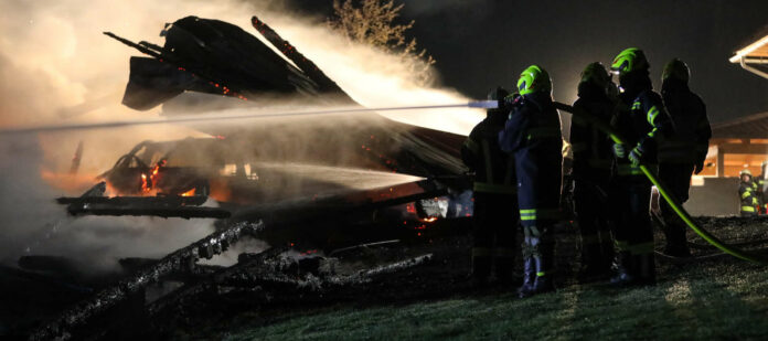 In Wartberg/Krems wurden zwei Nebengebäude eines Hofes ein Raub der Flammen.