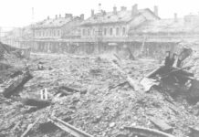 Vom Dachboden in Ohlsdorf aus sah Erna Putz' Mutter Bomben wie kleine Striche auf Attnang herunterfallen, die dort großen Schaden anrichteten.