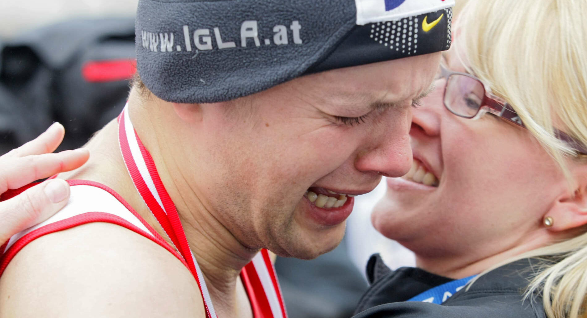 Große Emotionen: Christian Pflügl nach seinem zweiten Platz beim Linz-Marathon 2010 mit seiner Frau Andrea.