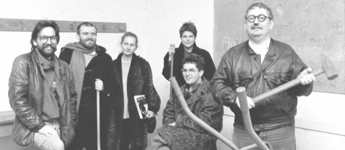 Der versammelte Vorstand 1989 auf der Baustelle des heutigen Moviemento. Mitte drin: Chef des Moviemento, City und Freistädter Kinos, Wolfgang Steininger (2. v. l.)