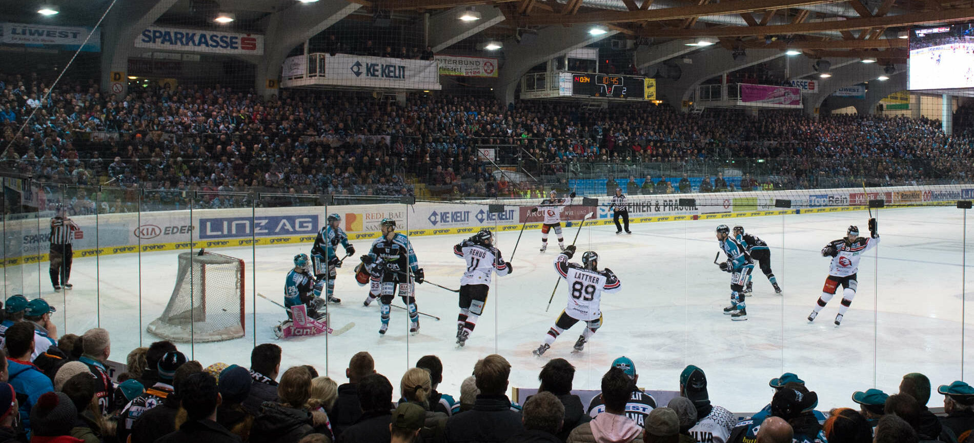 In der Linzer EisArena soll auch künftig Eishockeysport gezeigt werden, allerdings nicht mehr von den Black Wings.