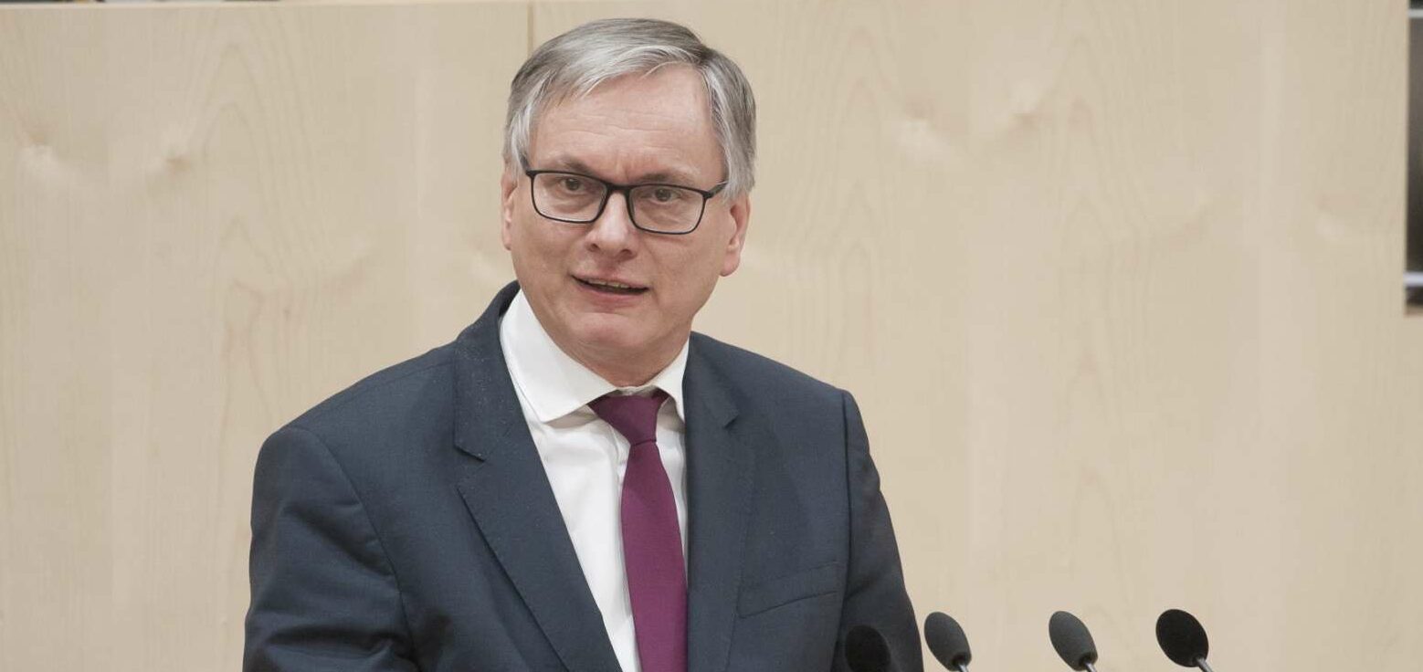 Der oberöstereichische SPÖ-Abgeordnete Stöger skandalisiert weiterhin die Beschaffung von Corona-Schutzausrüstung für Oberösterreich — und trägt die Causa nun sowohl ins Parlament als auch vor die Staatsanwaltschaft.