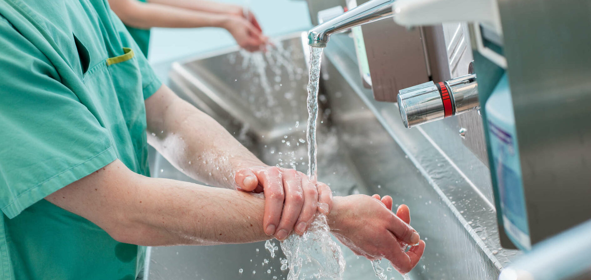 Die richtige Händehygiene ist extrem wichtig, um Krankenhauskeime zu vermeiden.