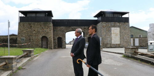 LT-Präsident Wolfgang Stanek beim Besuch im KZ Mauthausen, begleitet von Guide Bernhard Mühleder.