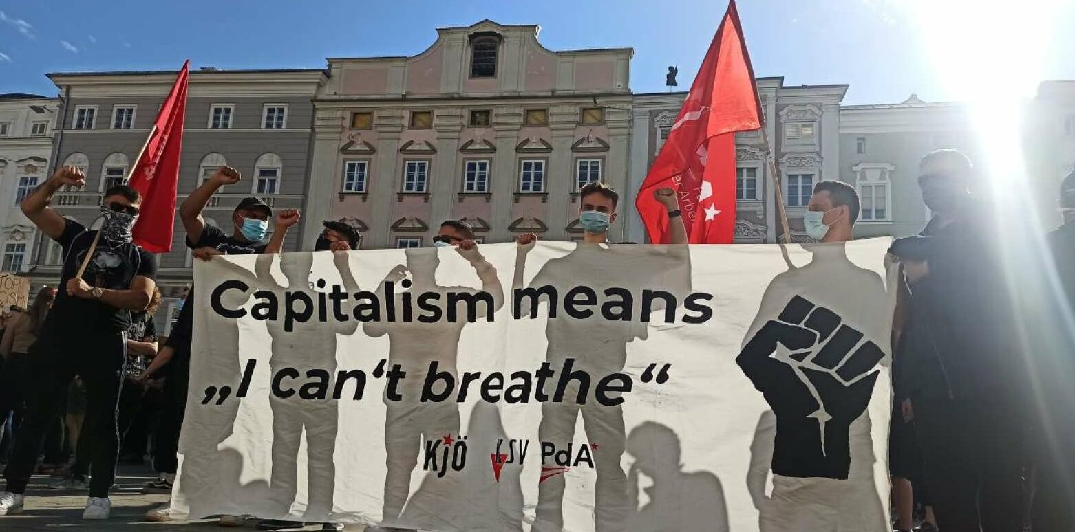Die PdA — hier am Linzer Hauptplatz demonstrierend — will nicht bloß den Kapitalismus, sondern die demokratische Grundordnung kippen.