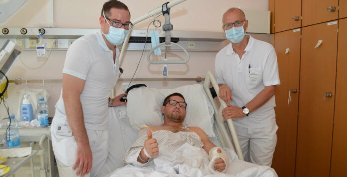 Acht Stunden lang operierten Assistenzarzt Michael Pollak (l.) und Oberarzt Andreas Kastner den 34-Jährigen nach dem Arbeitsunfall.