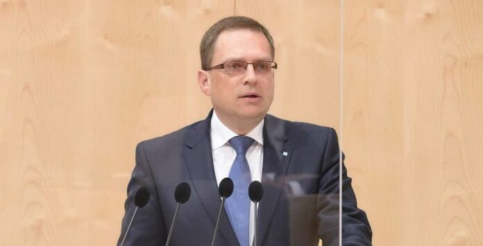 Für den Klubobmann der ÖVP, August Wöginger, ist es unverständlich, dass Rot-Blau im Parlament zu allen Maßnahmen der Regierung „Njet“ sagt.