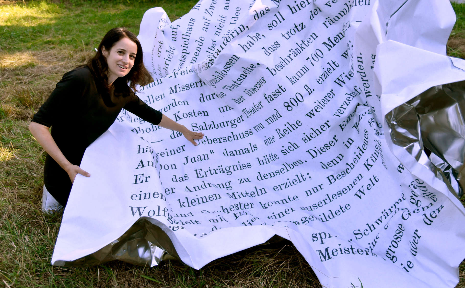 Die Künstlerin Esther Stocker mit ihrer „Dreiteiligen Knitterskulptur für den Mönchsberg“, die noch bis Ende des Jahres zu sehen ist.