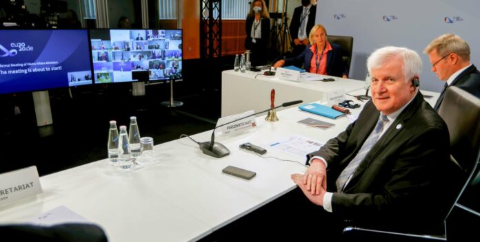 Seehofer bei der Online-Konferenz mit seinen EU-Ressortkolleginnen und -kollegen